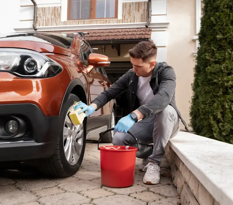 Lavage auto à domicile Frais : professionnel intervenant sur un véhicule